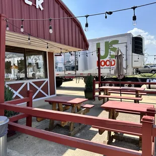 the outside of the restaurant