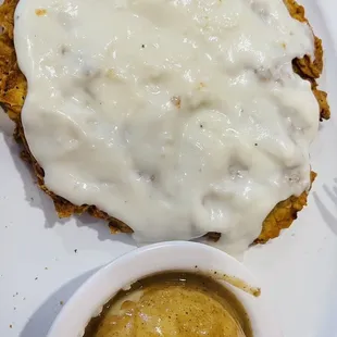 fried chicken with gravy and gravy sauce