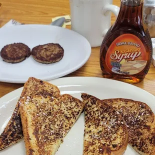 03/11/23 French toast light powdered sugar sausage patties cawfee