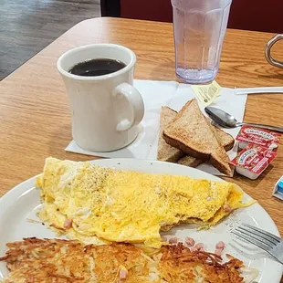 4/18/23 Fluffy ham and cheese omelette American and cheddar Hash browns Cawfee wheat toast