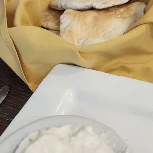 Fresh bread and garlic sauce (toum)