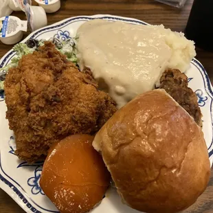 Fried chicken, mashed potatoes and hot roll