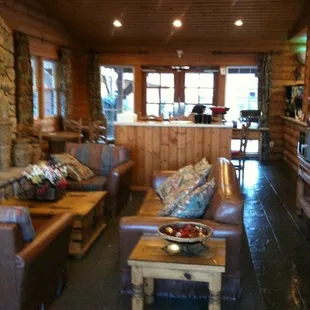 Lobby, fireplace, free breakfast