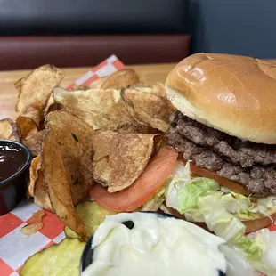 Black &amp; Blue burger with Saratoga chips