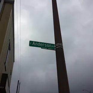 a street sign for anderson st