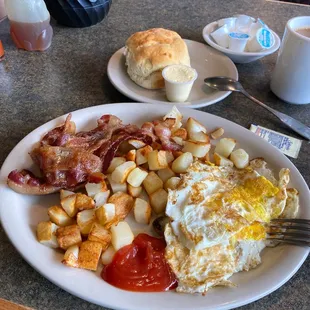 a plate of breakfast food