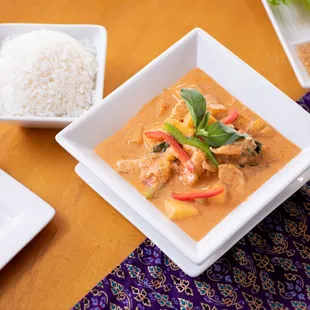 a bowl of chicken curry and rice