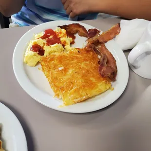 Kid breakfast with scramble egg, bacon and hashbrowns