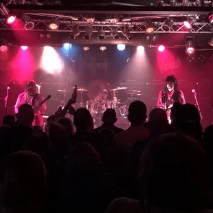 Fan Halen performing.