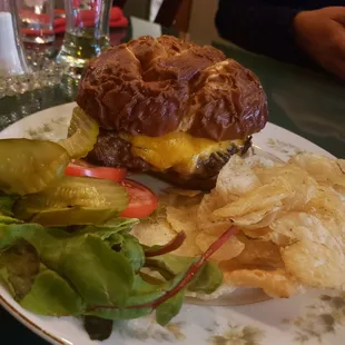 Cheeseburger with chips
