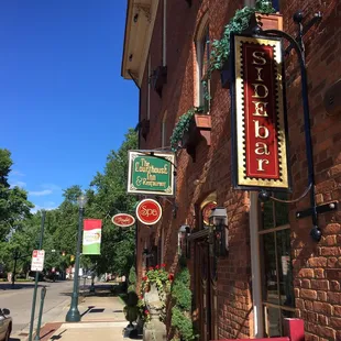 a view of the outside of the building