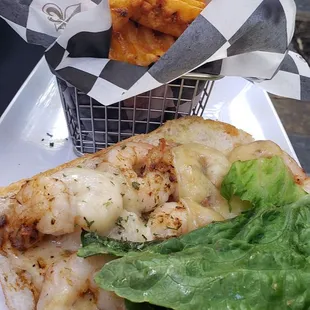 Blackened shrimp po&apos;boy