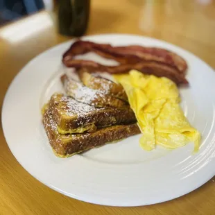 a plate of breakfast food