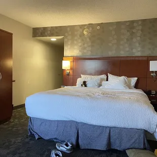King bed. Super comfy.