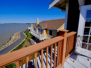 Shorelight Inn