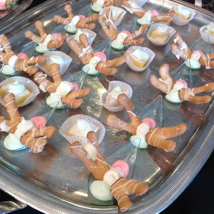 We love unique dessert ideas, like these Dragon Fly Cookies and Mousse!
