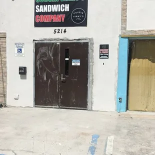 Entrance to Cousin Vinny's. There is limited parking to the right that isn't shown in the photo, so get there early.