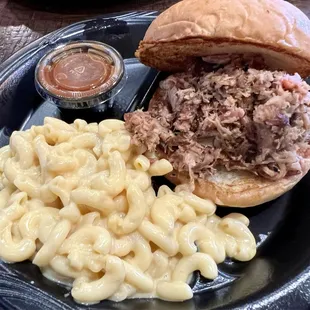 pulled pork sandwich w mac &amp; cheese
