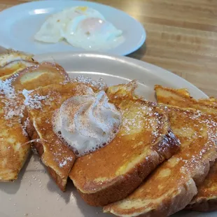 Enjoying a nice breakfast / brunch on a nice Sunday morning in sunny Dunedin, FL.  The French Toast is very delightful and lite.