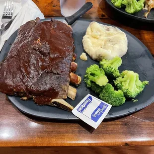 Ribs with mashed potatoes and seasonal vegetables