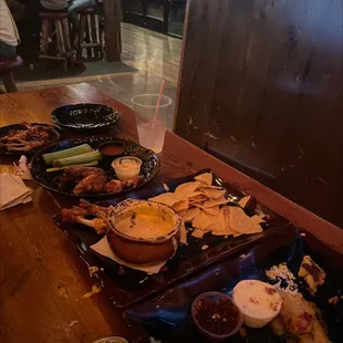 We had the queso, wings and po-tater skins. V good.