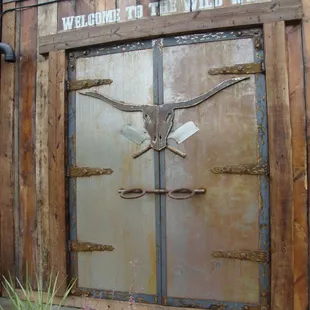 Decorative door in the northwest corner.  I'd love this for my front door!!!