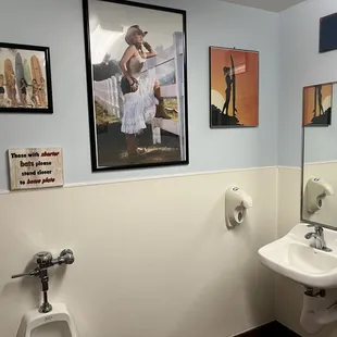 clean men&apos;s room