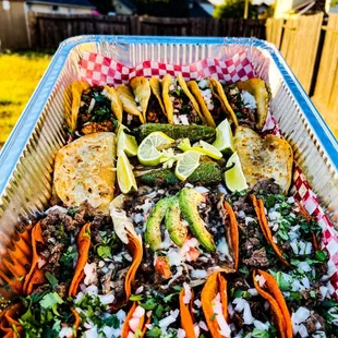 a tray full of tacos