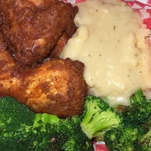 Fried chicken, mashed potatoes &amp; gravy &amp; broccoli