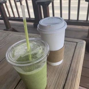 Green smoothie and latte
