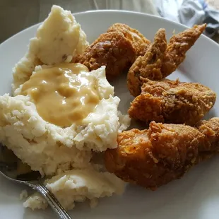 Amazing fried chicken and mashed potatoes with gravy