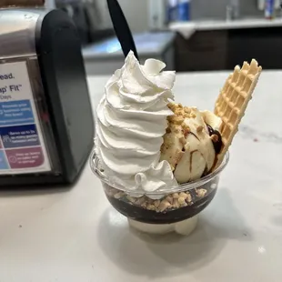 Hot fudge sundae