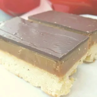 Millionaire&apos;s Shortbread, smaller and broken bottom layer (12/23/20)