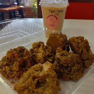 Variety of 6 oatmeal cookies: cranberry white choco, and white choco macadamia were the best &amp; a Hazelnut White Mocha, delicious!