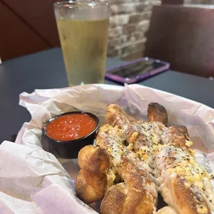 Breadsticks with marinara