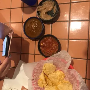 Chips and salsa 8$