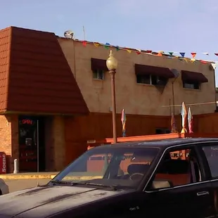 i think that car got in the way of my picture :) oops..but you can still see the patio!