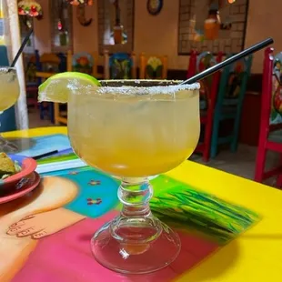 a margarita with a slice of lime