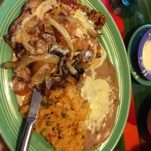 Pechuga Mexicana. Chicken and veggies with cheese sauce on lunch menu, so good!