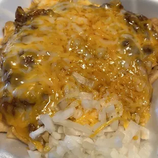 Chili cheese fries W/onions on side