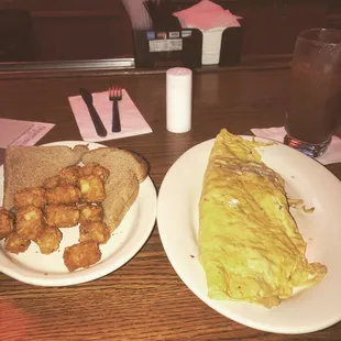 an omelet and fried tater tots