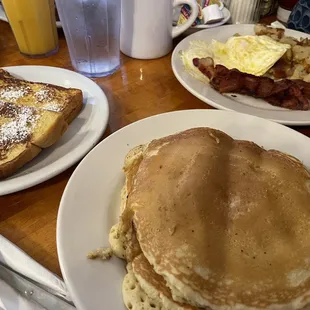 French Toaat, Pancakes, home fries, eggs