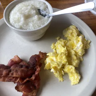 Eggs crispy bacon and grits