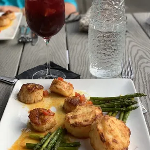 Scallops with au gratin potatoes, asparagus and a glass of their homemade red sangria