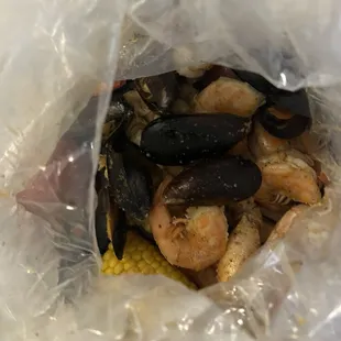 Shrimp muscles corn potato&apos;s crab legs.