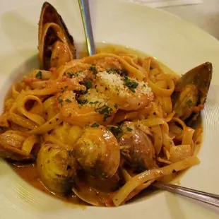 a plate of pasta with clams and clams