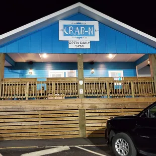 the front of a restaurant at night