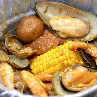 clams, shrimp, corn, and potatoes