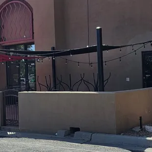 he outside of a restaurant