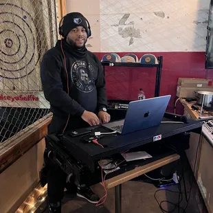 DJ